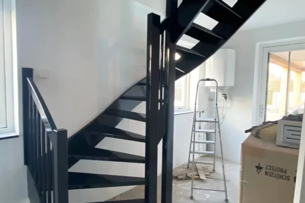 nieuwe trap met glanzende lak