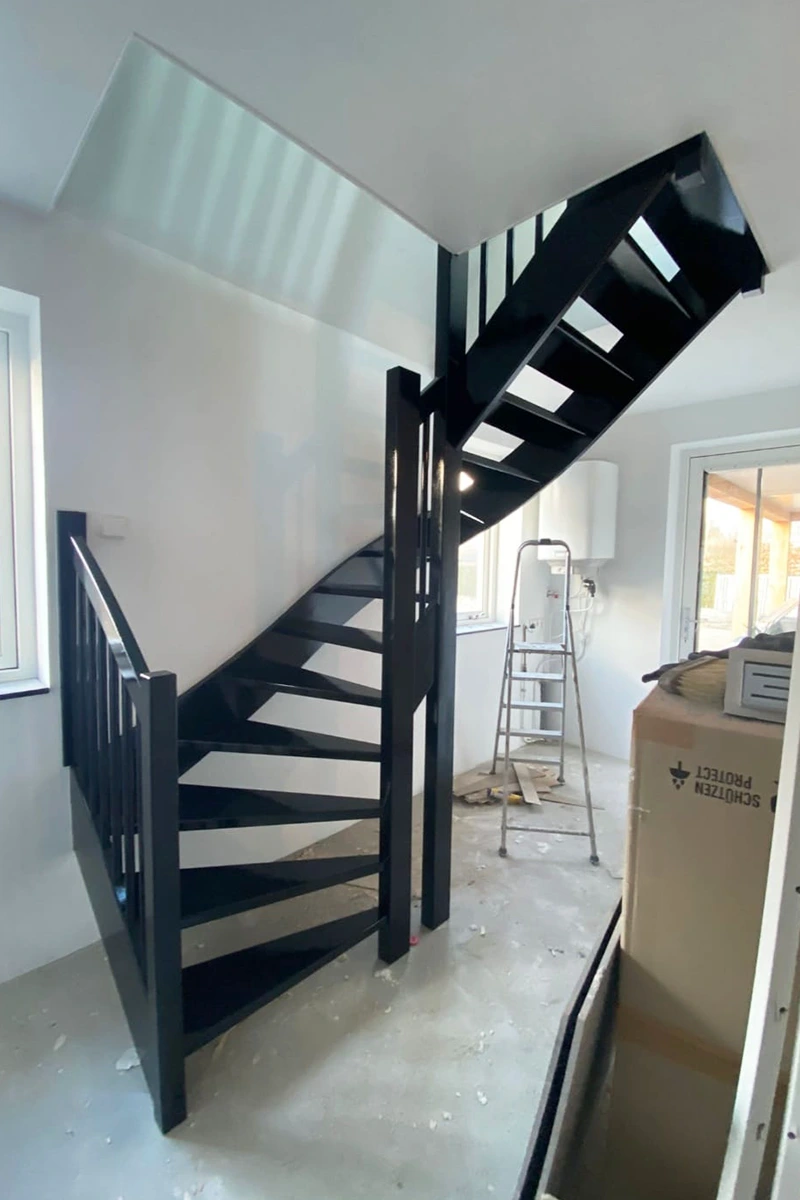 nieuwe trap met glanzende lak